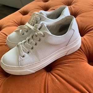 Steve Madden platform tennis shoe whit size 7.5